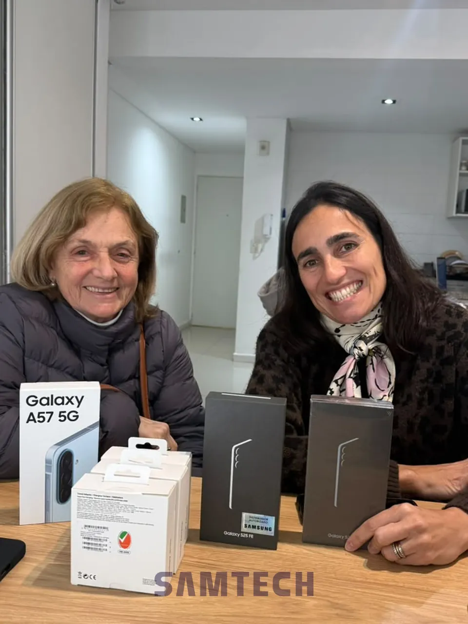 Cliente de SAMTECH con su celular nuevo en el local